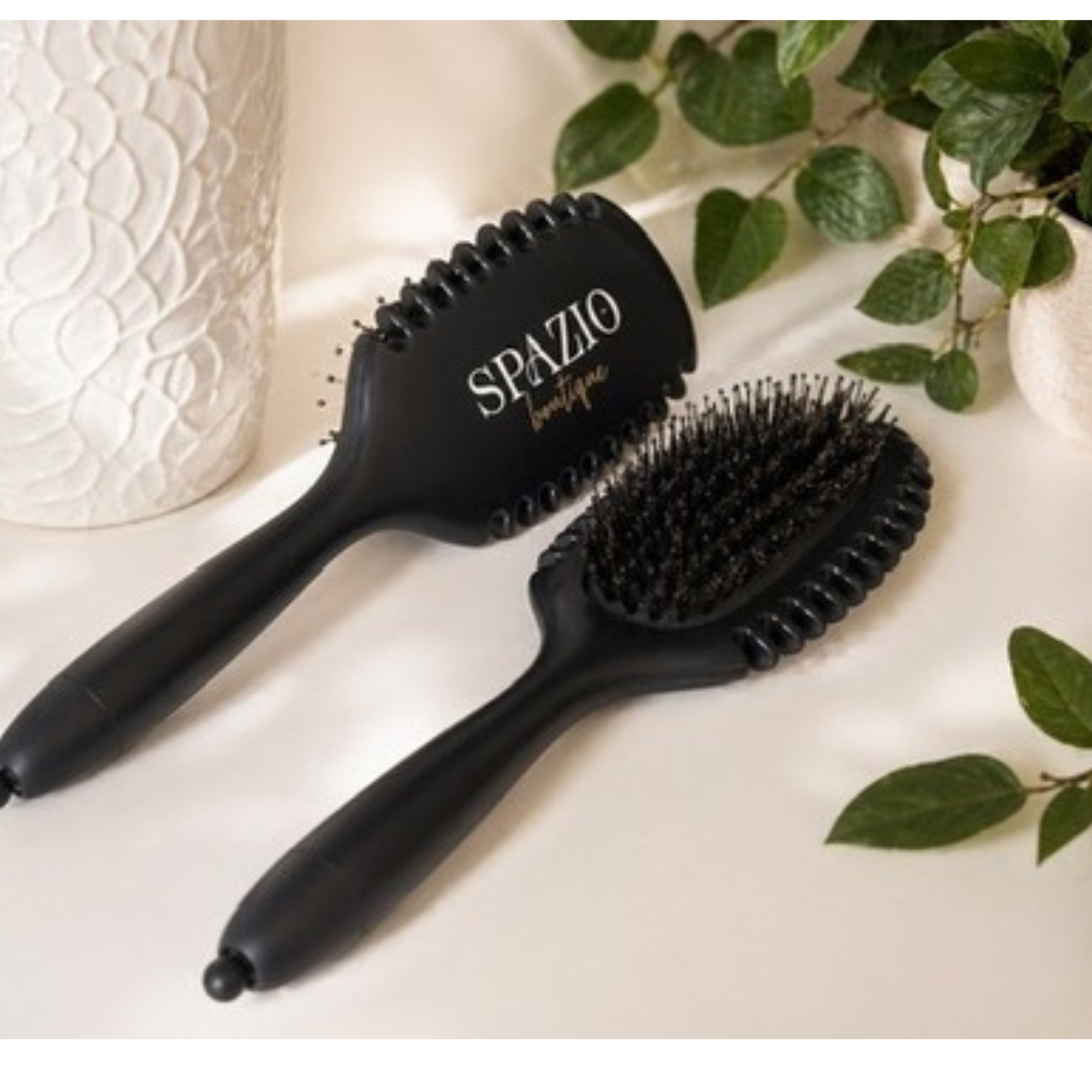 Brosse définissante pour cheveux bouclés avec pic de section